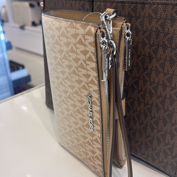 MICHAEL KORS
Jet Set Large Logo Signature Double-Zip Wristlet-Wallet-Phone Case - Picture 5 of 16